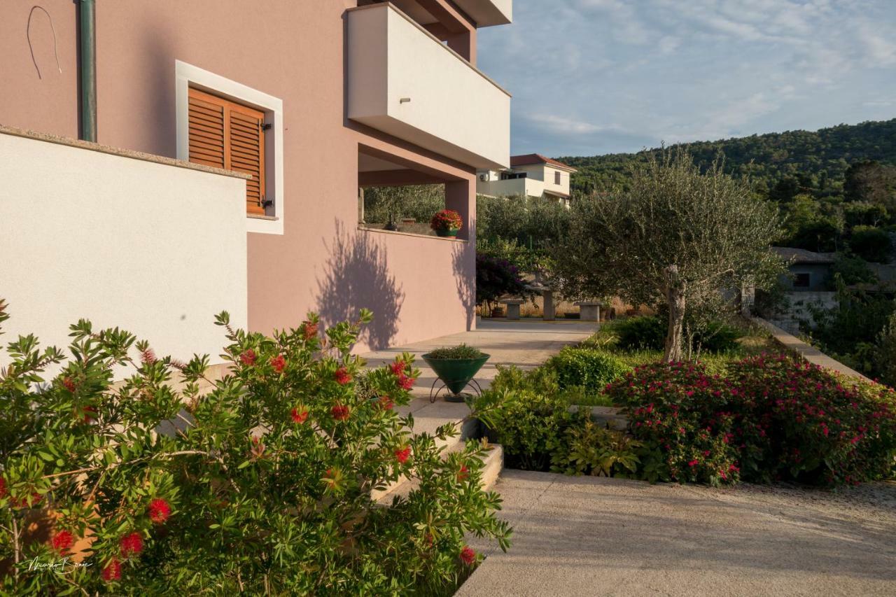 Amaryllis Residence, Apartment Diana & Deluxe Rooms With Shared Kitchen Veli Lošinj Eksteriør billede